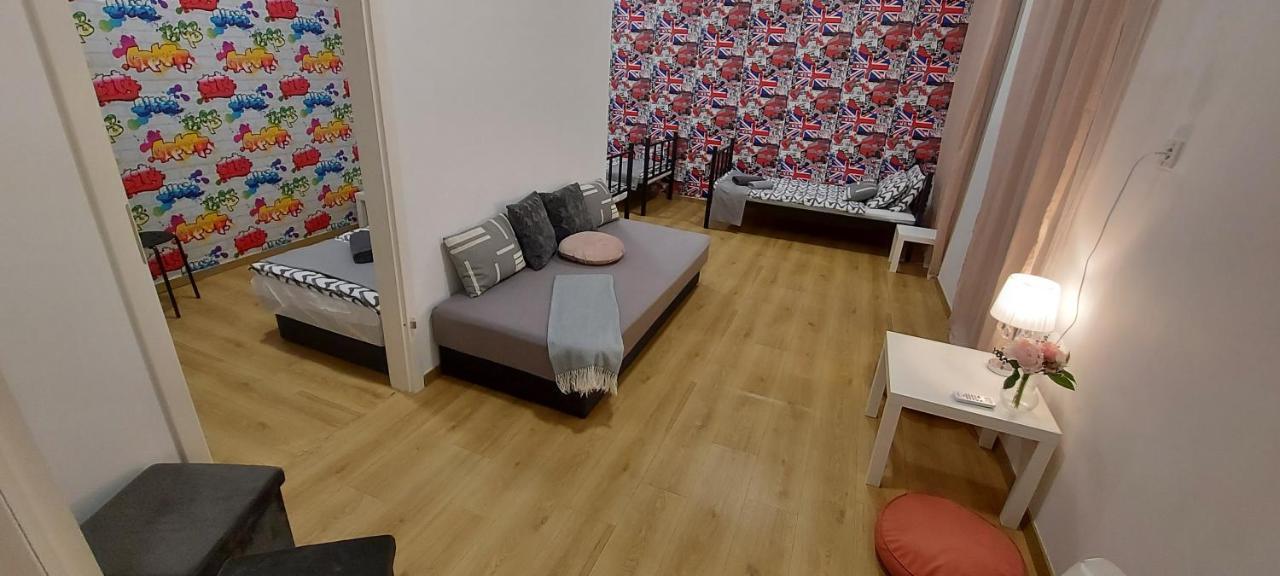 London Fog Apartment In The Party District Budapest Exterior photo
