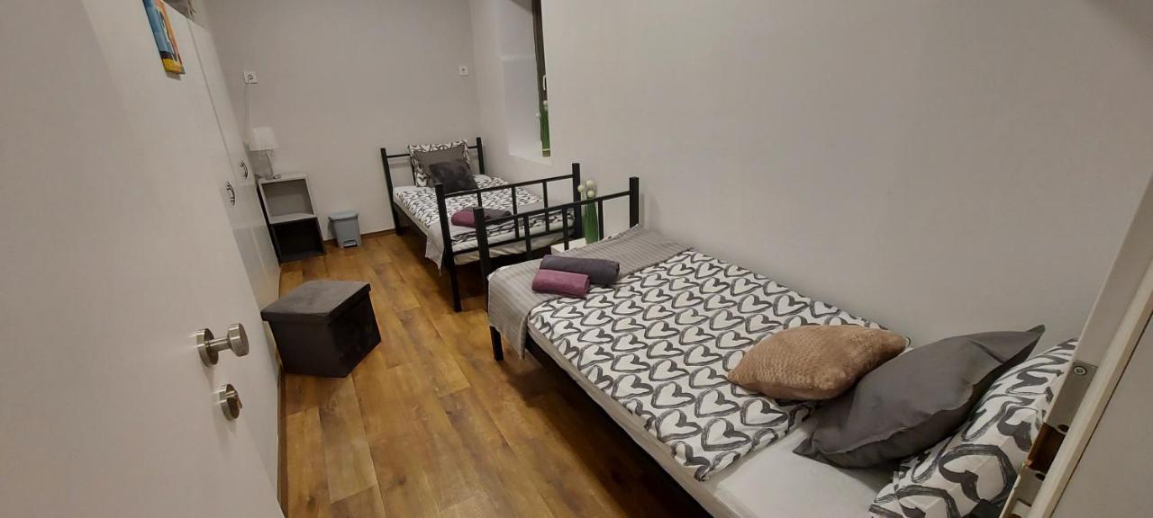 London Fog Apartment In The Party District Budapest Exterior photo