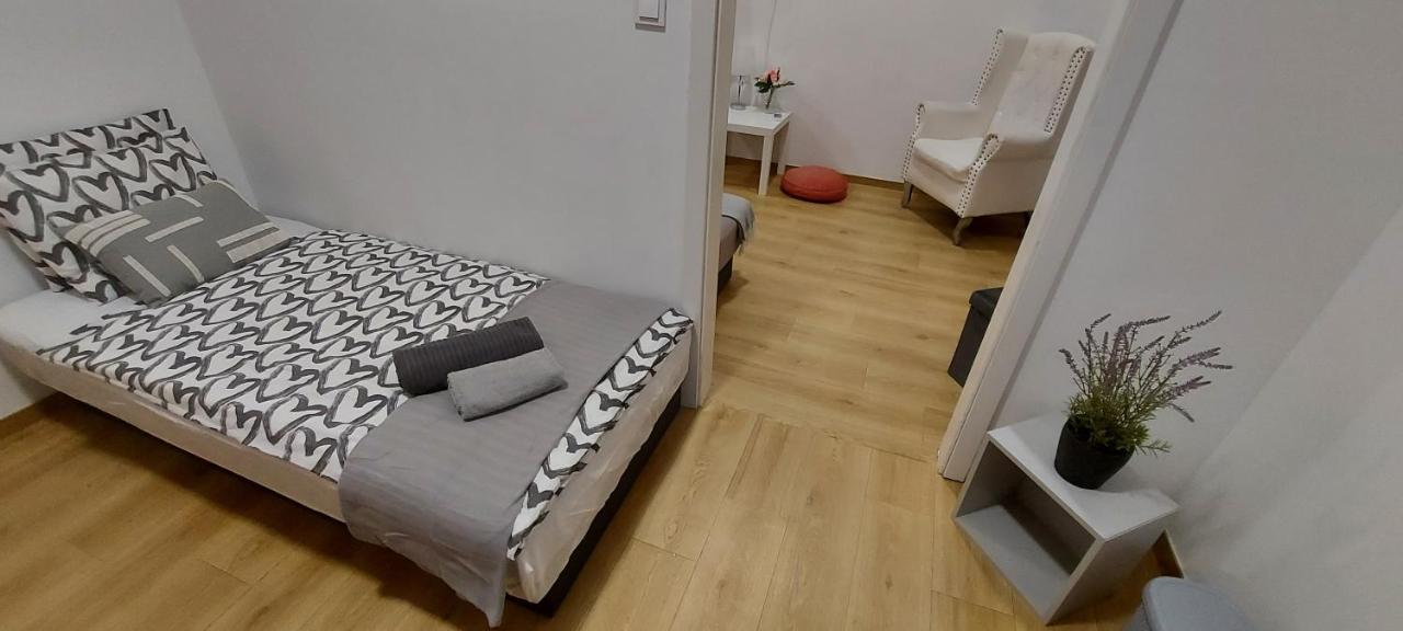 London Fog Apartment In The Party District Budapest Exterior photo